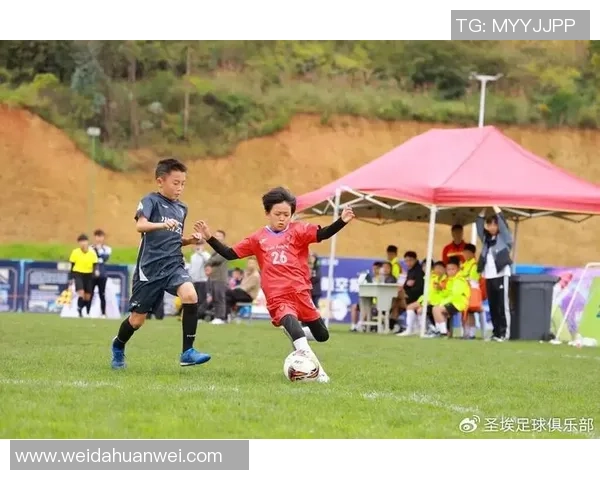 绿茵盛典星光闪耀足球巨星入场瞬间定格荣耀时刻